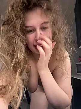 Snapshot of LilianBliss chatting on July 18, 7:22 pm LilianBliss online show from July 18, 7:22 pm