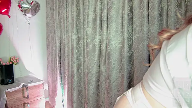 Snapshot of LilianBliss chatting on February 15, 9:25 pm LilianBliss online show from February 15, 9:25 pm