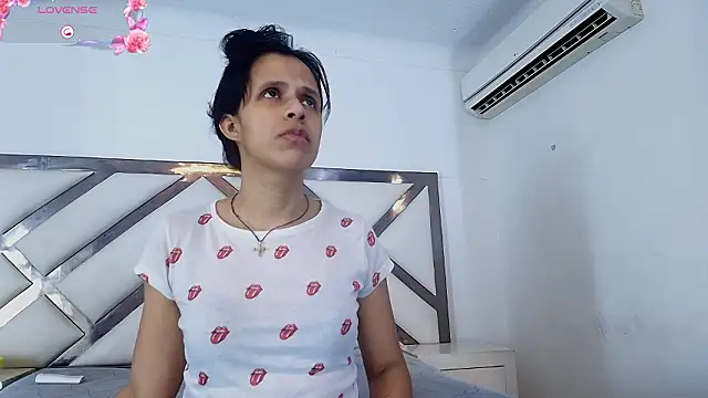 mitzukywinteer online show from March 4, 9:33 pm