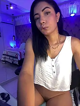 Snapshot of Auri__ chatting on May 19, 7:32 pm Auri online show from May 19, 7:32 pm