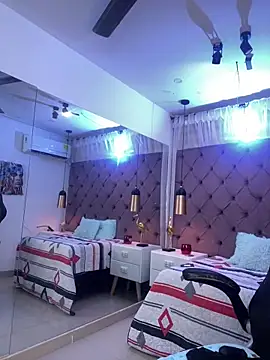 Snapshot of Auri__ chatting on May 17, 7:36 pm Auri online show from May 17, 7:36 pm