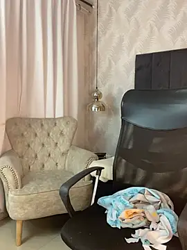 Snapshot of Auri__ chatting on June 19, 11:27 am Auri online show from June 19, 11:27 am