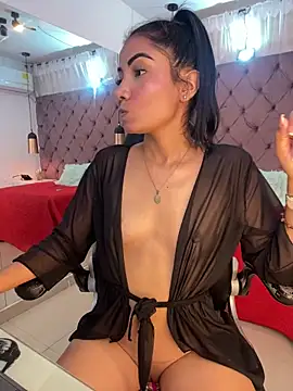Snapshot of Auri__ chatting on April 26, 7:33 pm Auri online show from April 26, 7:33 pm