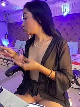 Snapshot of Auri__ chatting on April 30, 7:43 pm Auri online show from April 30, 7:43 pm