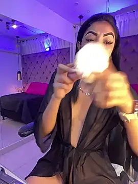 Snapshot of Auri__ chatting on June 17, 7:35 pm Auri online show from June 17, 7:35 pm