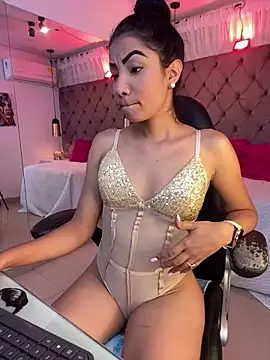 Snapshot of Auri__ chatting on June 10, 7:37 pm Auri online show from June 10, 7:37 pm