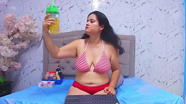 CrystallGomes online show from May 23, 1:37 am