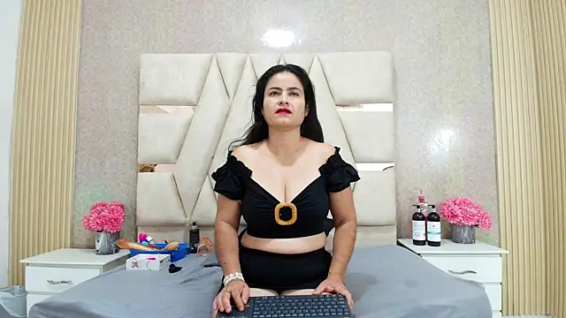 CrystallGomes online show from April 10, 9:27 am