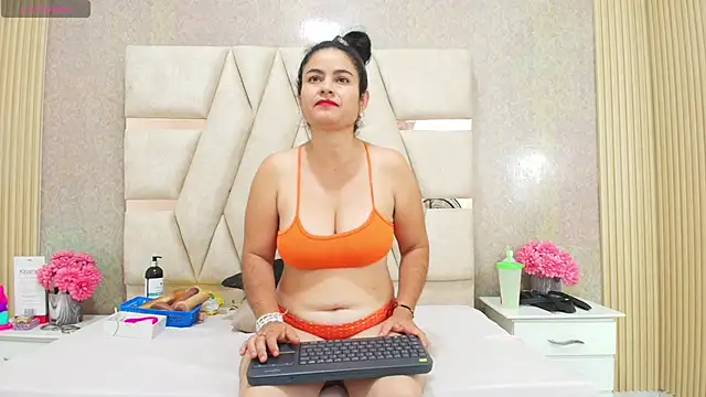 CrystallGomes online show from April 25, 4:26 pm