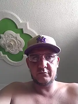 Snapshot of Juanstevan2724 chatting on February 20, 8:44 pm Juanstevan2724 online show from February 20, 8:44 pm