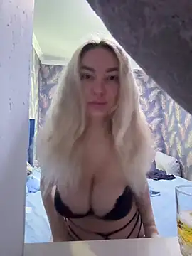 Snapshot of Evananse chatting on February 19, 8:28 pm Evananse online show from February 19, 8:28 pm