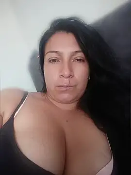 Snapshot of Katysaez chatting on May 22, 8:40 pm Katysaez online show from May 22, 8:40 pm