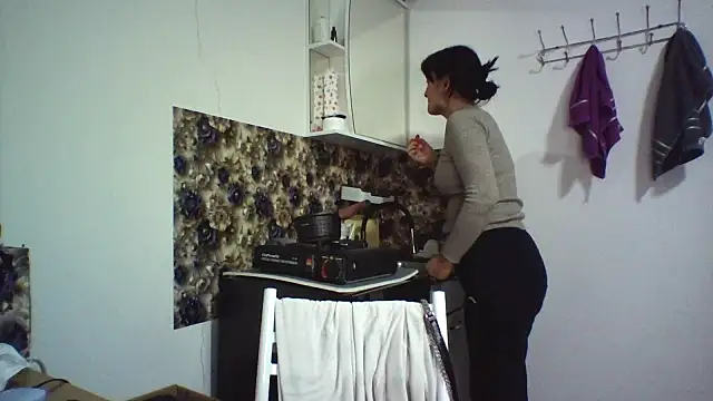 Snapshot of bella2322 chatting on February 10, 1:32 pm bella2322 online show from February 10, 1:32 pm