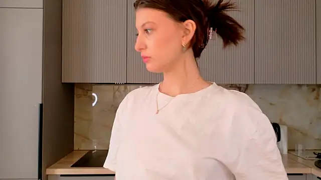 LouiseChavez online show from February 5, 5:25 am