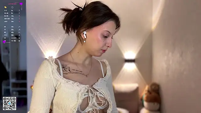 LouiseChavez online show from March 29, 8:05 am