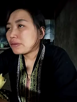 Snapshot of lia-coy chatting on February 18, 2:42 am lia-coy online show from February 18, 2:42 am