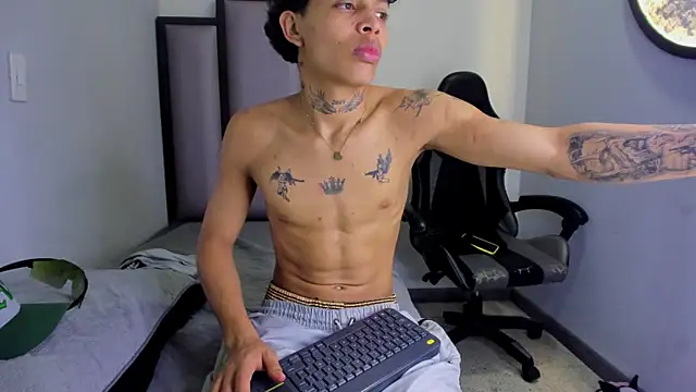 Snapshot of Dogan_Renzo0 chatting on February 26, 11:49 pm Dogan Renzo0 online show from February 26, 11:49 pm