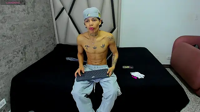 Snapshot of Dogan_Renzo0 chatting on March 13, 1:38 pm Dogan Renzo0 online show from March 13, 1:38 pm