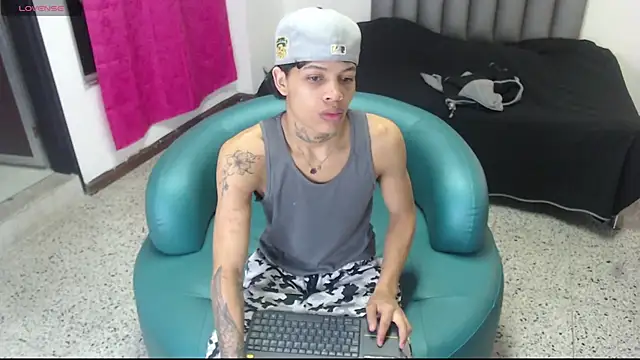 Snapshot of Dogan_Renzo0 chatting on March 10, 11:36 am Dogan Renzo0 online show from March 10, 11:36 am