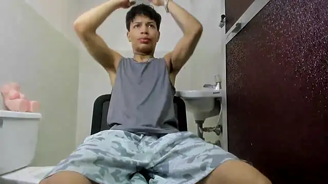 Snapshot of Dogan_Renzo0 chatting on March 23, 8:41 pm Dogan Renzo0 online show from March 23, 8:41 pm