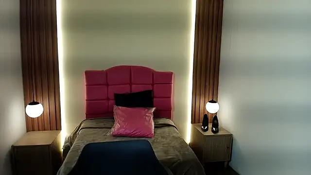 IvonneRoss  online show from February 5, 12:12 pm