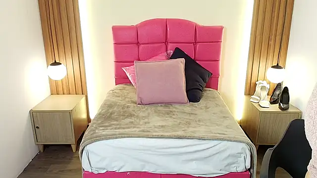 IvonneRoss  online show from February 16, 12:04 pm