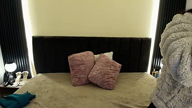 IvonneRoss  online show from March 19, 12:16 pm