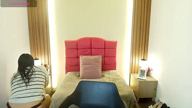 IvonneRoss  online show from April 14, 11:59 am