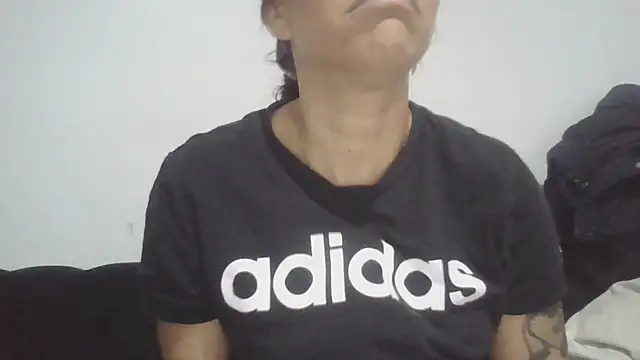 Snapshot of Dolcezzastella chatting on February 19, 7:38 am Dolcezzastella online show from February 19, 7:38 am