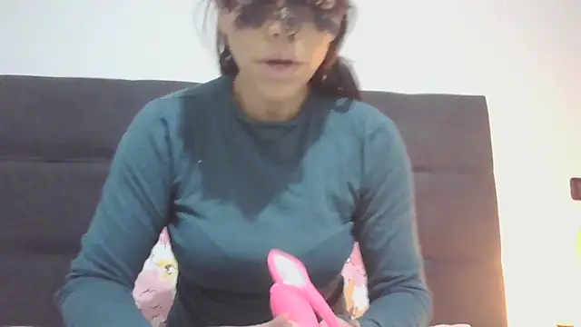 Snapshot of Dolcezzastella chatting on February 12, 7:52 am Dolcezzastella online show from February 12, 7:52 am