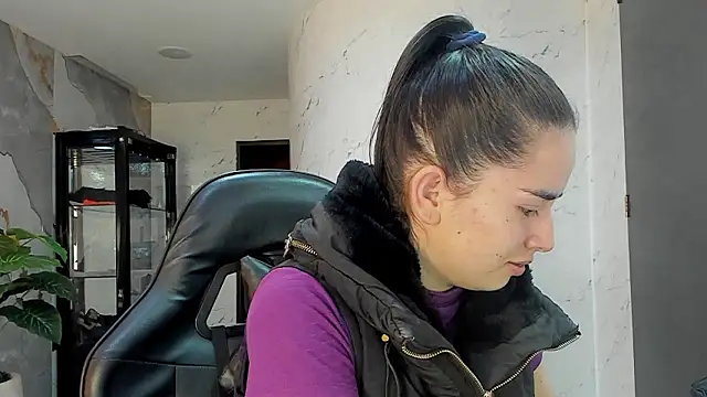 Snapshot of Qetsyah_tf chatting on February 7, 2:14 pm Qetsyah tf online show from February 7, 2:14 pm