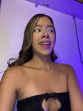 Snapshot of BellaMoon_ chatting on February 18, 1:18 pm BellaMoon online show from February 18, 1:18 pm