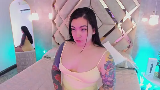 Snapshot of KathiaJenner chatting on February 9, 1:42 pm KathiaJenner online show from February 9, 1:42 pm