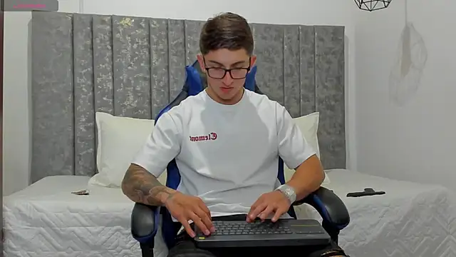 Calvin Hunter online show from April 6, 12:06 am