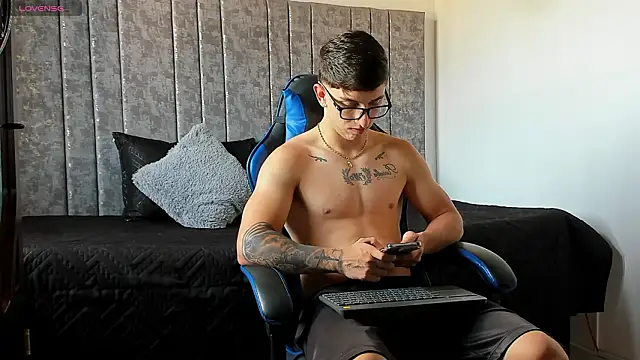 Calvin Hunter online show from March 1, 9:26 pm