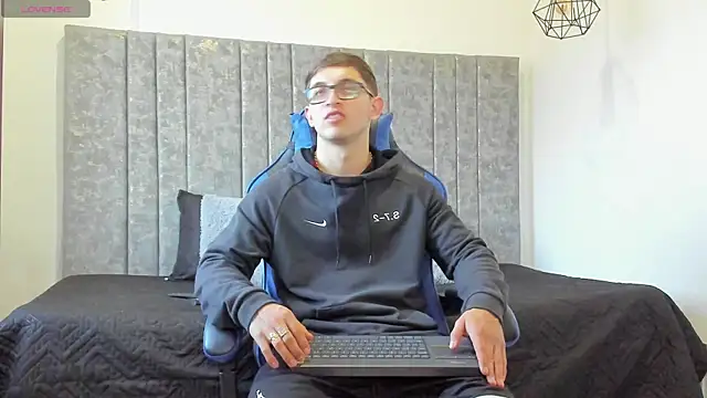 Calvin Hunter online show from April 9, 11:00 pm