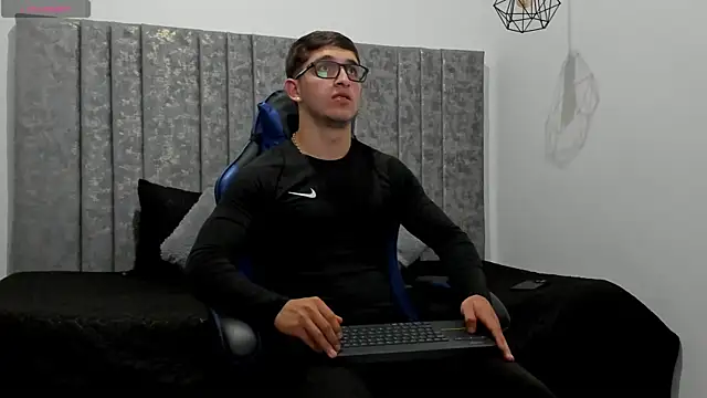 Calvin Hunter online show from April 8, 12:12 am