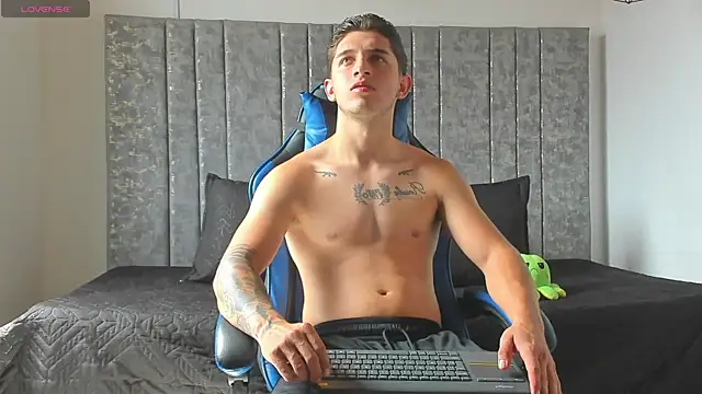 Snapshot of Calvin_Hunter chatting on July 17, 3:31 pm Calvin Hunter online show from July 17, 3:31 pm