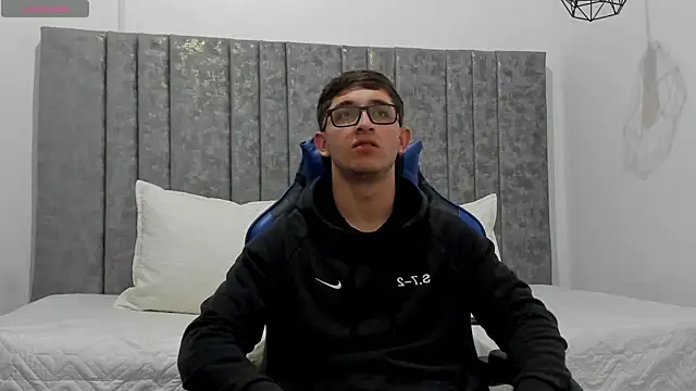 Calvin Hunter online show from April 2, 3:02 am