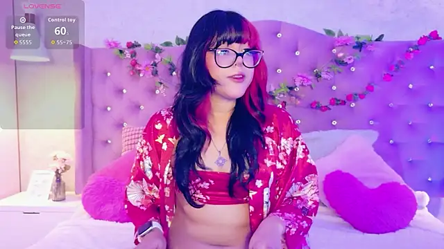 Snapshot of EllieNeptune_ chatting on June 10, 4:35 am EllieNeptune online show from June 10, 4:35 am