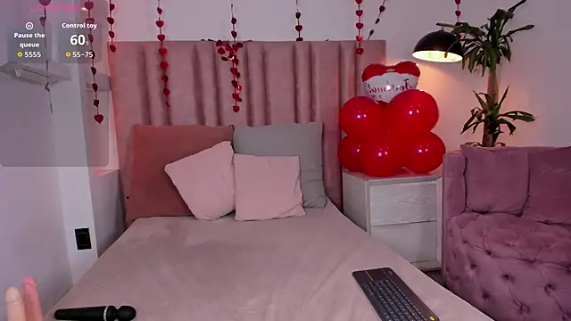 Snapshot of Im_LunaLuxe chatting on February 15, 1:10 pm Im LunaLuxe online show from February 15, 1:10 pm