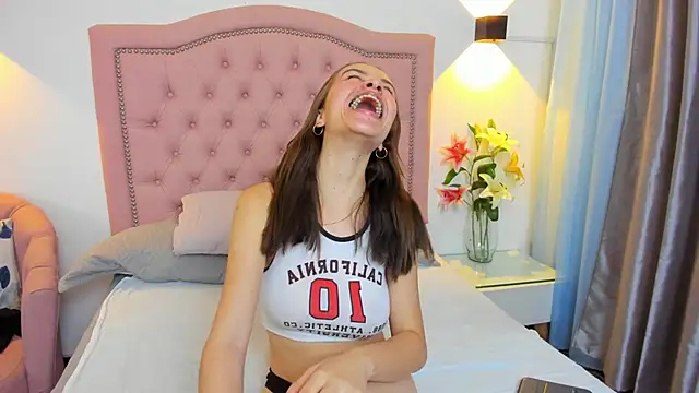 Chloekey online show from April 5, 2:13 pm