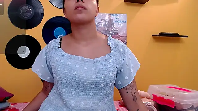 Snapshot of juliette18rose chatting on June 11, 7:44 pm juliette18rose online show from June 11, 7:44 pm
