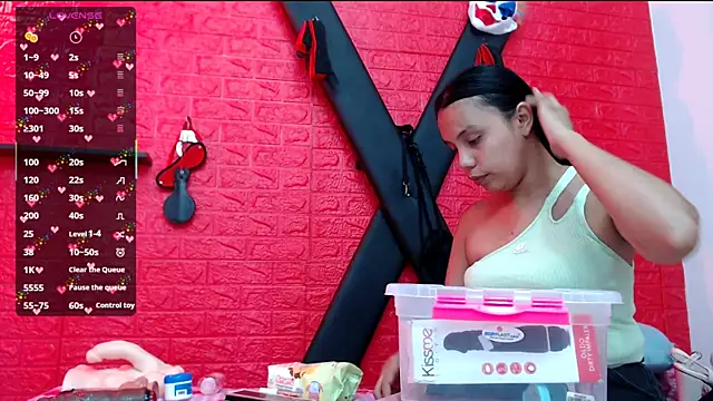 Snapshot of juliette18rose chatting on March 4, 8:27 pm juliette18rose online show from March 4, 8:27 pm