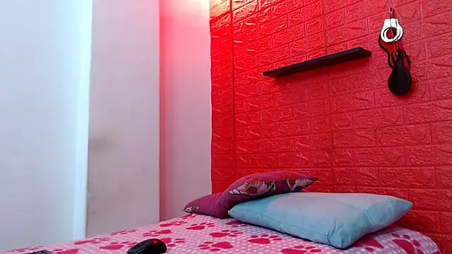 Snapshot of juliette18rose chatting on February 13, 7:14 pm juliette18rose online show from February 13, 7:14 pm