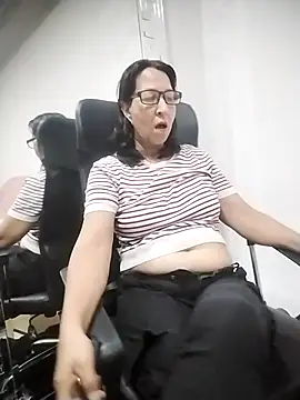 Snapshot of RosseLaure chatting on February 12, 1:05 am RosseLaure online show from February 12, 1:05 am