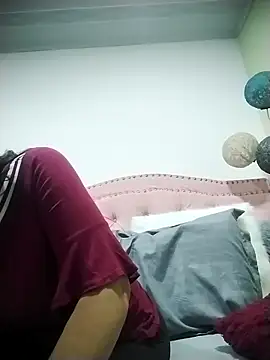 Snapshot of RosseLaure chatting on February 4, 2:28 am RosseLaure online show from February 4, 2:28 am