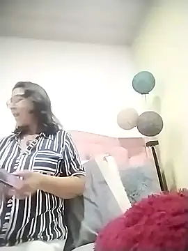 Snapshot of RosseLaure chatting on February 3, 1:38 am RosseLaure online show from February 3, 1:38 am