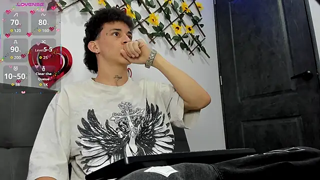 Snapshot of Maxxx_bigcockx chatting on February 14, 1:28 am Maxxx bigcockx online show from February 14, 1:28 am