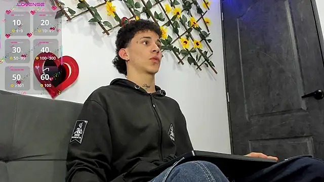 Snapshot of Maxxx_bigcockx chatting on February 12, 2:33 am Maxxx bigcockx online show from February 12, 2:33 am